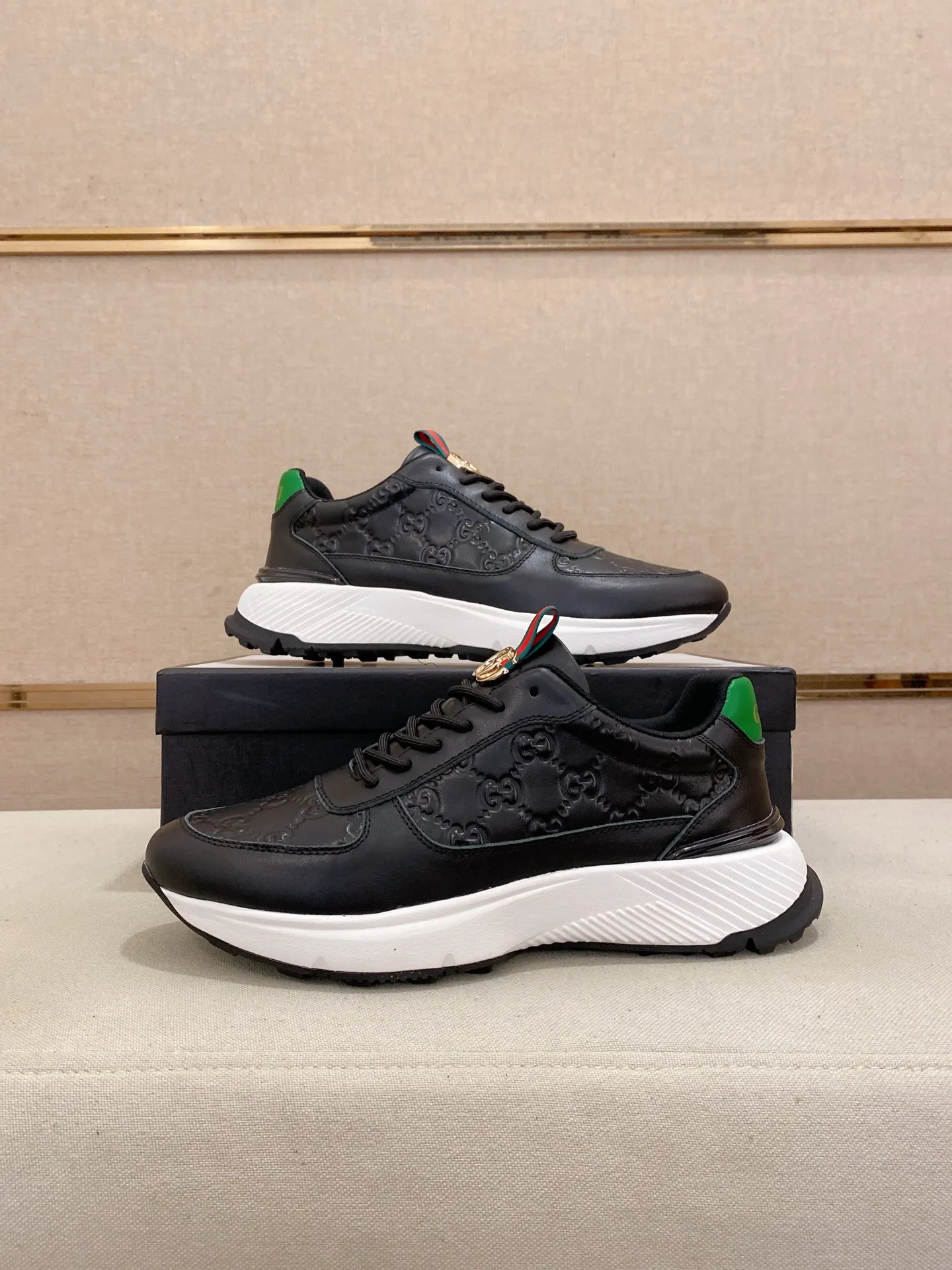 Men's shoes 💰 462💰The new GUCCI (Gucci) counters are launched simultaneously. The new men's shoes, 😘fabrics are selected from imported cowhide, and the lining is sheepskin lining. 👍🏿 High-end ☄️ air-cushion molded anti-slip rubber outsole, exquisite lines, simple and elegant, comfortable and high-end for leisure travel. Code number: 38 to 44 (45 can be customized and cannot be returned or exchanged)